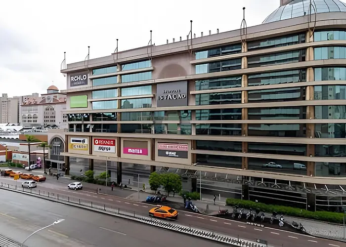Prédio em frente ao shopping Estação